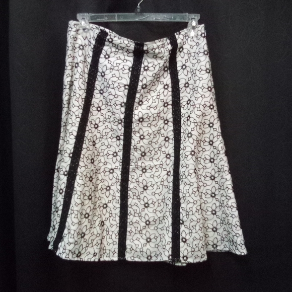 E-COL-O-GIE BLACK/WHITE SKIRT SIZE 12 - Picture 1 of 5